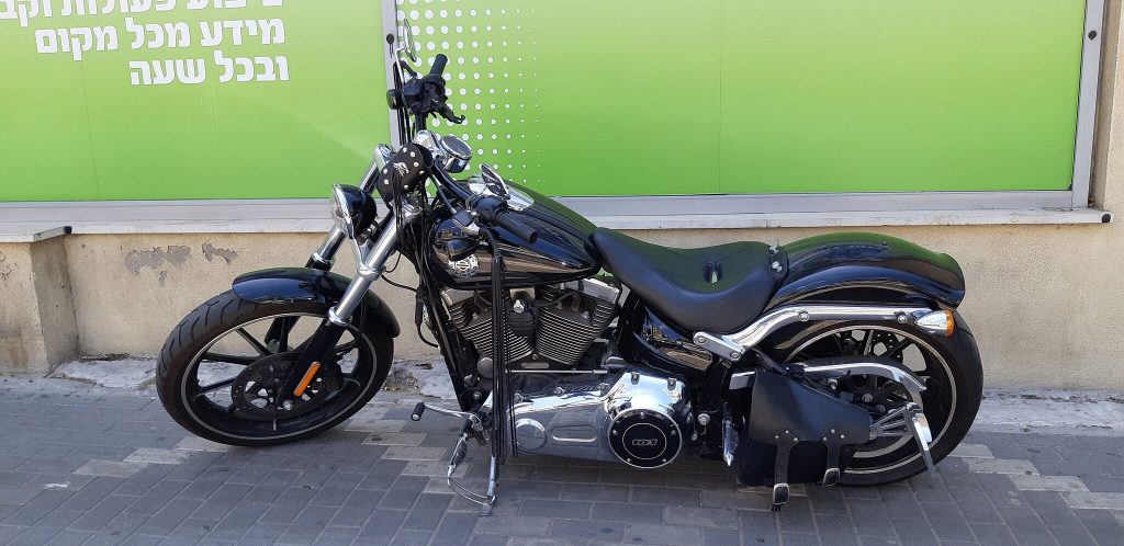 2048px-Harley-Davidson_Softail_Breakout_Review_103.jpg
